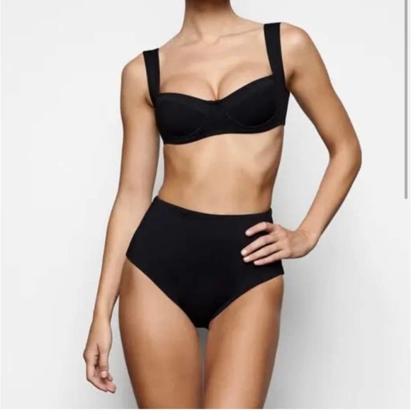 SKIMS Shaping Swim Unlined Underwire Bikini Top Onyx | XXS - Picture 1 of 11